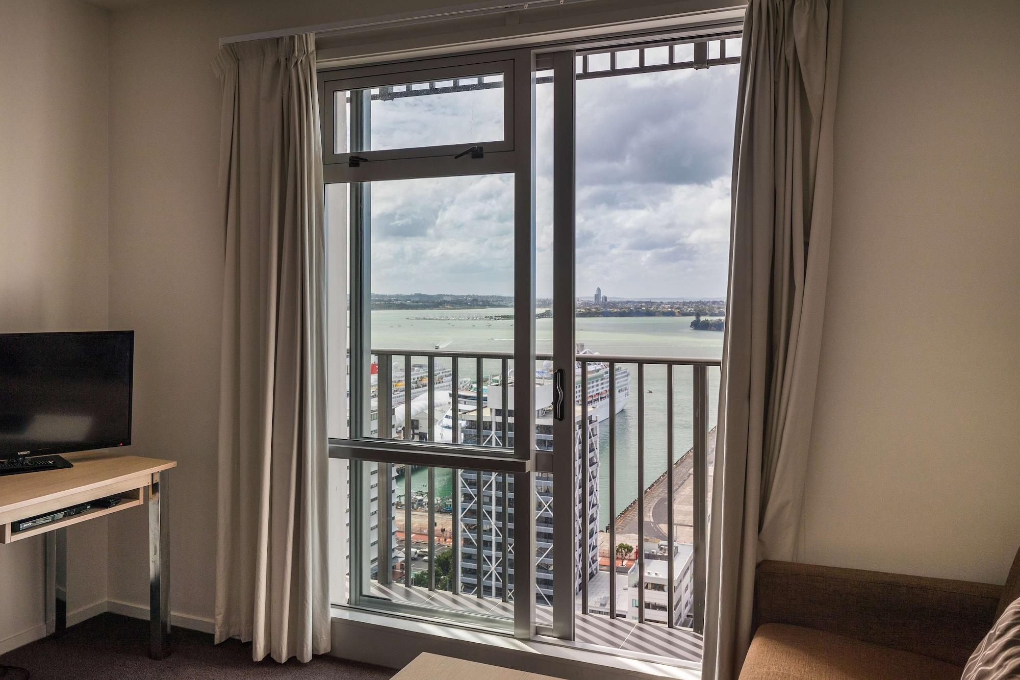 Auckland Harbour Suites Bagian luar foto